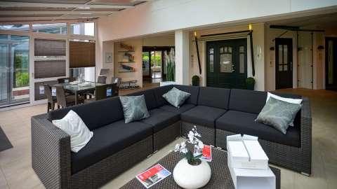 Sitzbereich mit Ecksofa in der Ausstellung von RBE in Stuhr