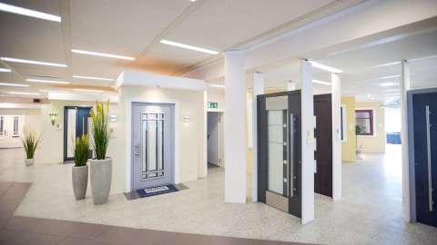 mehrere Haustüren in der Ausstellung von RBE