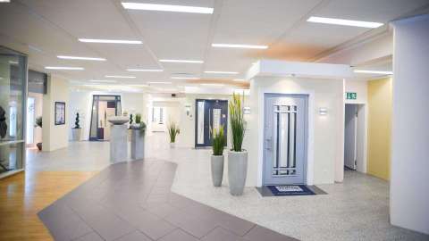 mehrere Haustüren in der Ausstellung von RBE