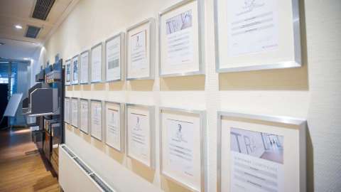 Bilderrahmen an einer Wand in der Ausstellung von RBE
