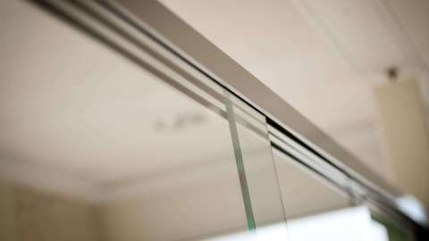 Nahansicht einer Führungsschiene einer Glas-Faltwand