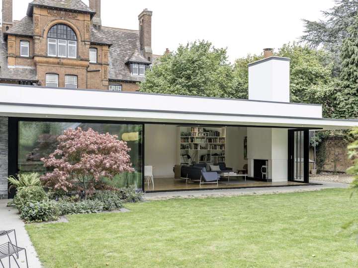 Verglasung ums Ecke eines modernen Hauses