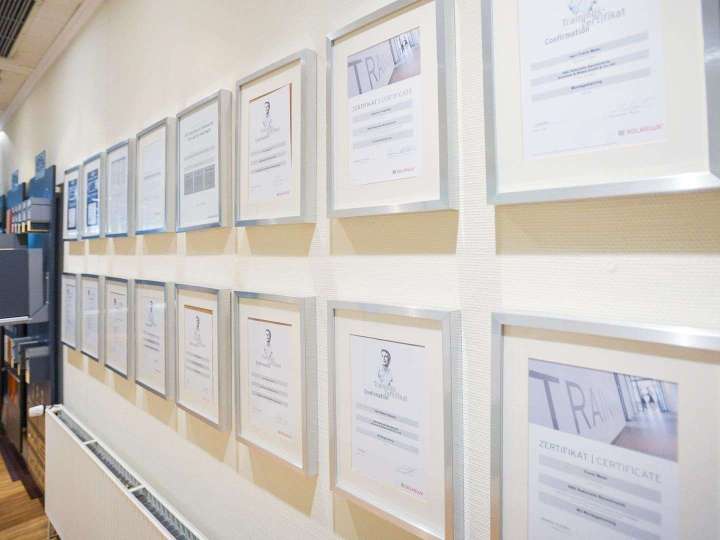 Bilderrahmen an einer Wand in der Ausstellung von RBE