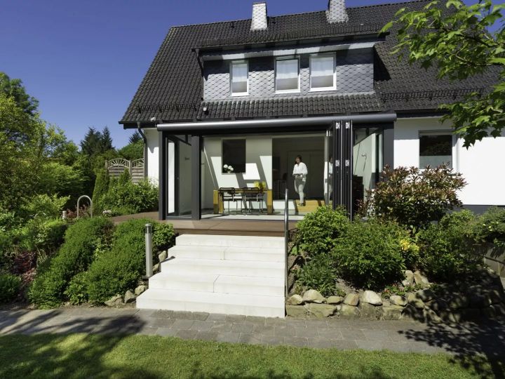 Vor der Modernisierung war das 50er Jahre Haus vom Garten abgeschnitten. Nur kleine Fenster ermöglichten den Ausblick ins Grüne.  Bildnachweis: Solarlux GmbH