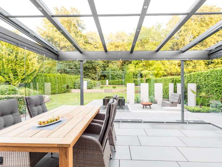 Innenansicht eines Glashauses mit Blick in den Garten