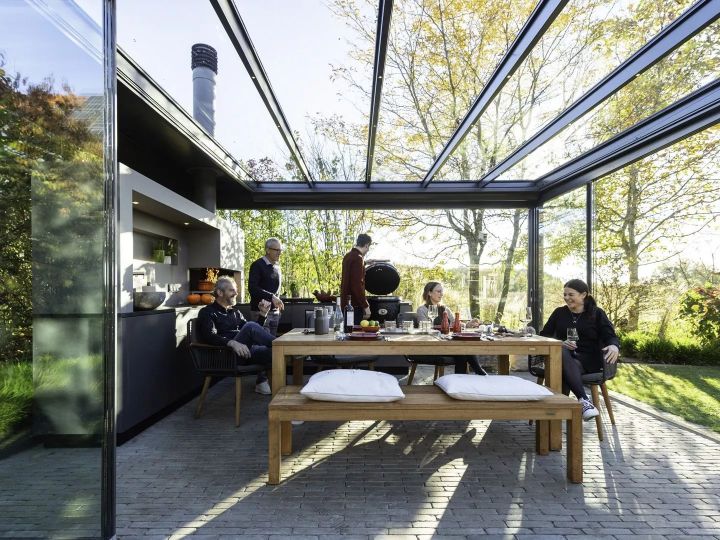 Das ganze Jahr über wind- und wettergeschützt mit der Familie und Freunden draußen sitzen und den Garten genießen: Mit einem Glashaus sowie integrierter Outdoorküche ist das möglich.  Copyright: Solarlux GmbH