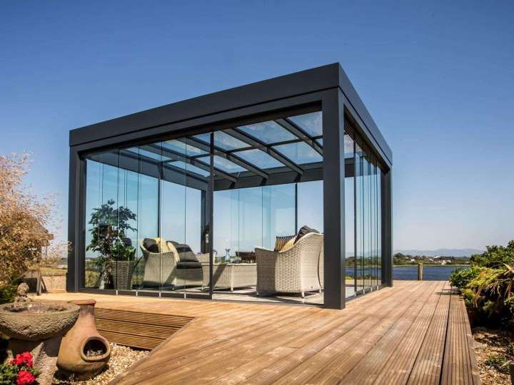 Freistehendes SDL Acubis Terrassendach von Solarlux auf einer Holz-Terrasse am Wasser