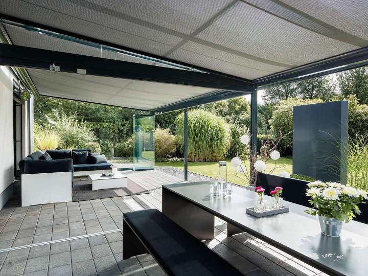 Innenansicht einer Terrassenüberdachung mit Unterglas-Markise