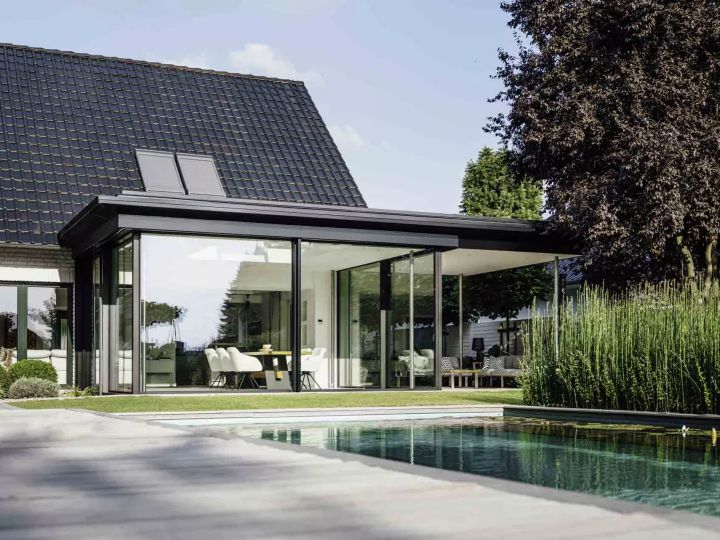 Der transparente Anbau eines Wintergartens macht Garten und Natur hautnah erlebbar.  Copyright: Solarlux GmbH