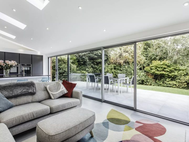 Ob im geschlossenen oder offenen Zustand: cero Schiebefenster von Solarlux bestechen durch ihr zeitloses, minimalistisches Design und öffnen den Wohnraum zum Garten hin.  Copyright: Solarlux GmbH