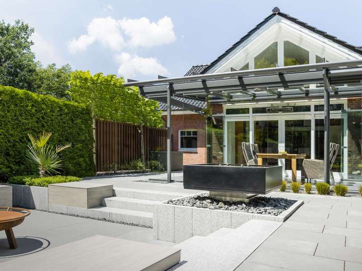 Wohnhaus mit Terrassendach und großer Terrasse