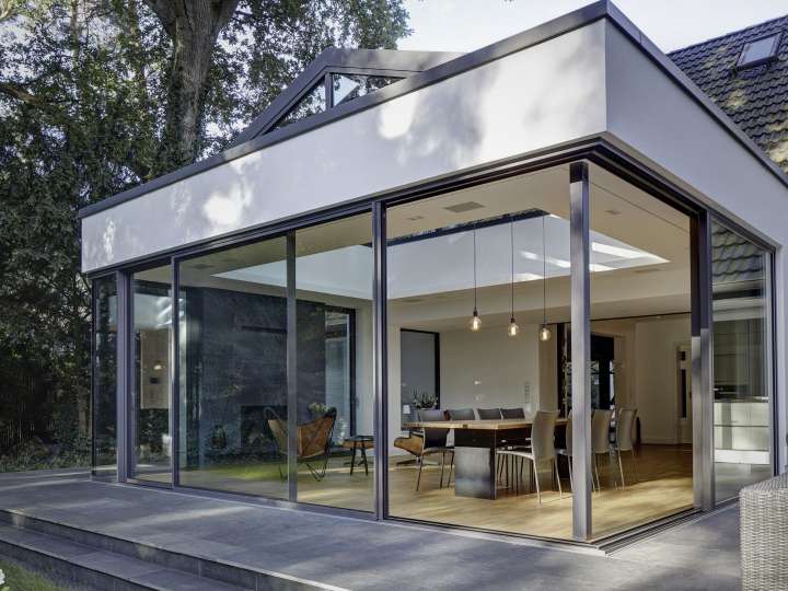 gläsender Anbau an einem Haus