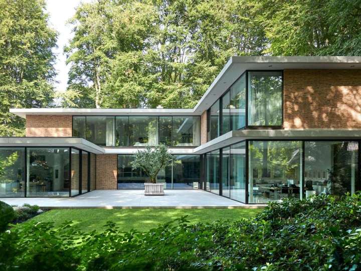 Modernes Haus mit cero Schiebesystem im Wald