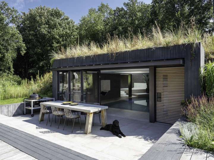 Flexibel geöffnet und geschlossen, kann das Hallenbad an die Wetterverhältnisse angepasst werden und ist dennoch mit der Terrasse verbunden.   Bildnachweis: Solarlux GmbH