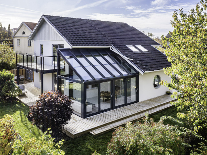 Die passgenaue Lösung: Das Wintergartendach ergänzt das Spitzdach des Hauses perfekt. Bis in den letzten Winkel fügt sich der Glasanbau in die Fassade ein.  Bildnachweis: Solarlux GmbH