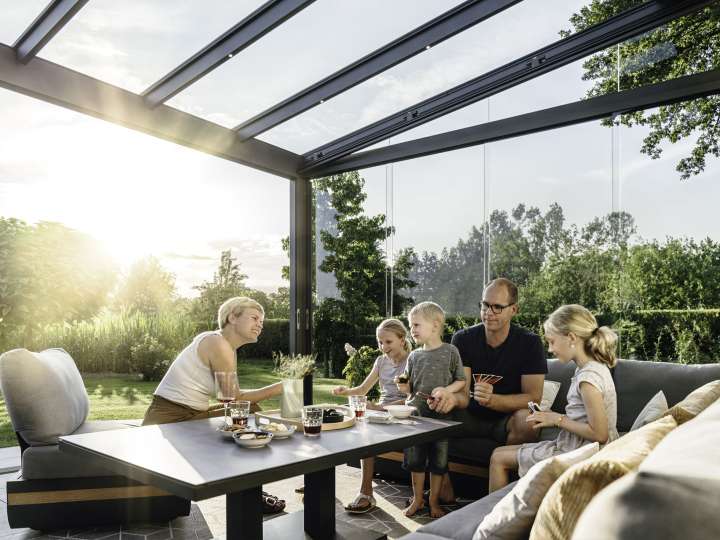Nur an einem zertifizierten und fachgerecht montierten Terrassendach hat man viele Jahre Freude.  Bildnachweis: Solarlux GmbH