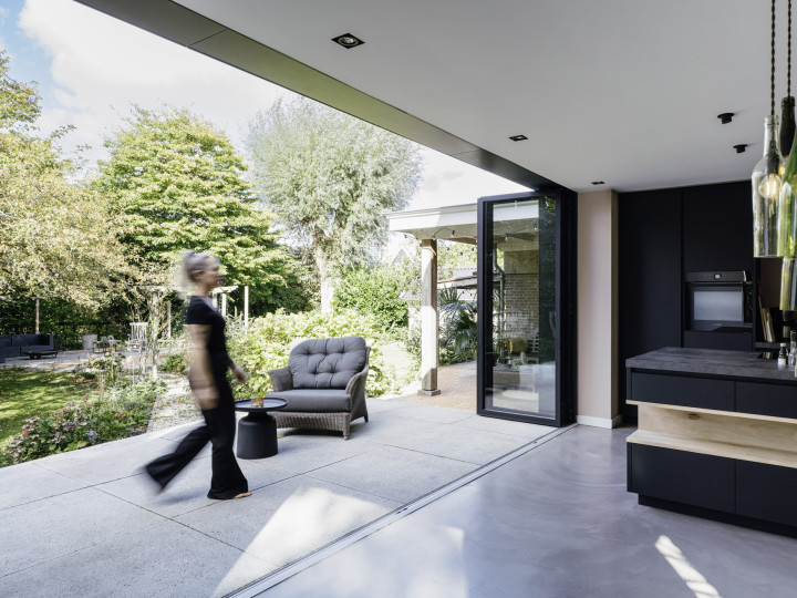 Aus drei Räumen wird einer: Die geöffnete Glas-Faltwand schafft fließende Übergänge zwischen Küche, Esszimmer und Garten.  Bild: Solarlux GmbH